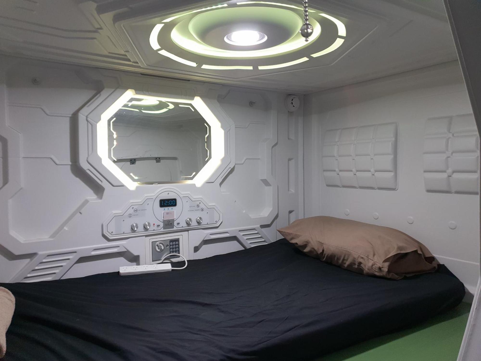 Abbotsford Private Rooms & Pods - 15 Charles Homestay เมลเบิร์น ภายนอก รูปภาพ