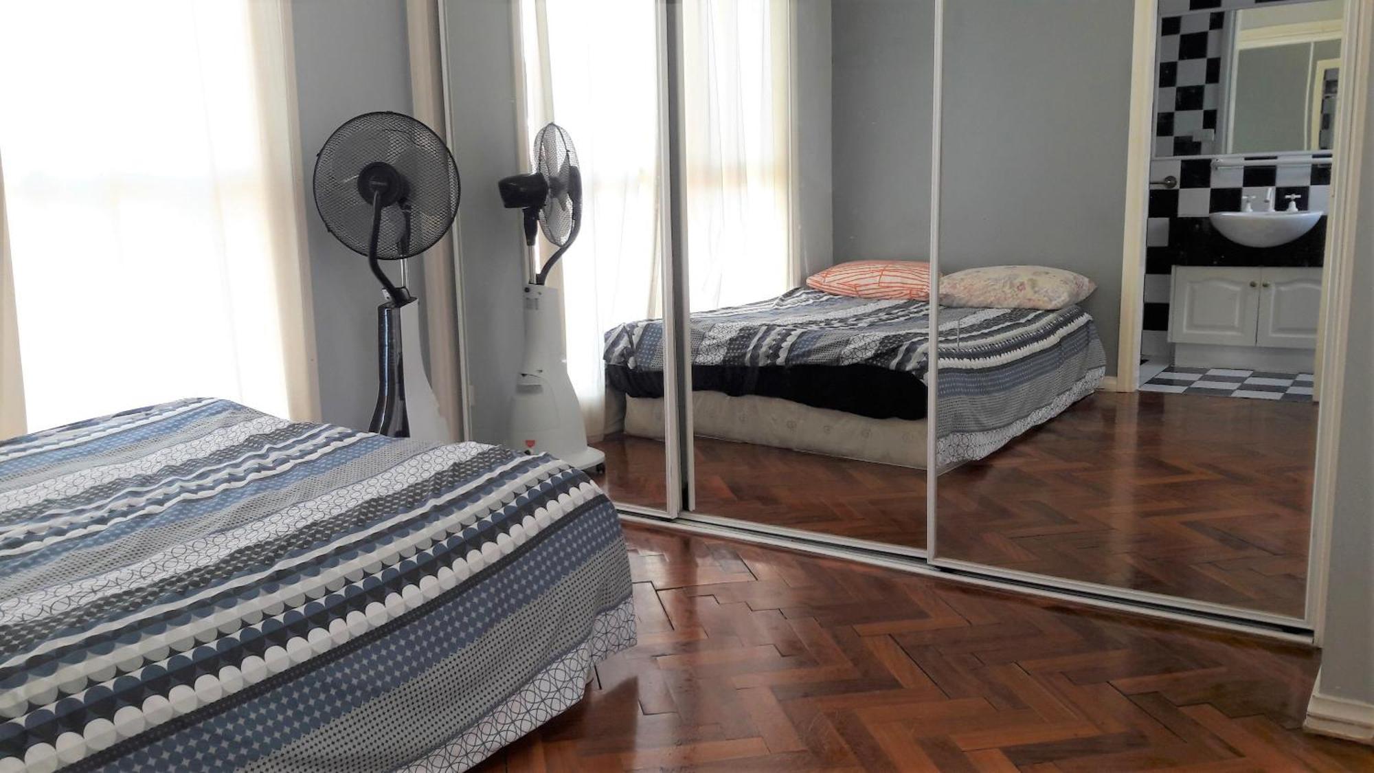 Abbotsford Private Rooms & Pods - 15 Charles Homestay เมลเบิร์น ภายนอก รูปภาพ