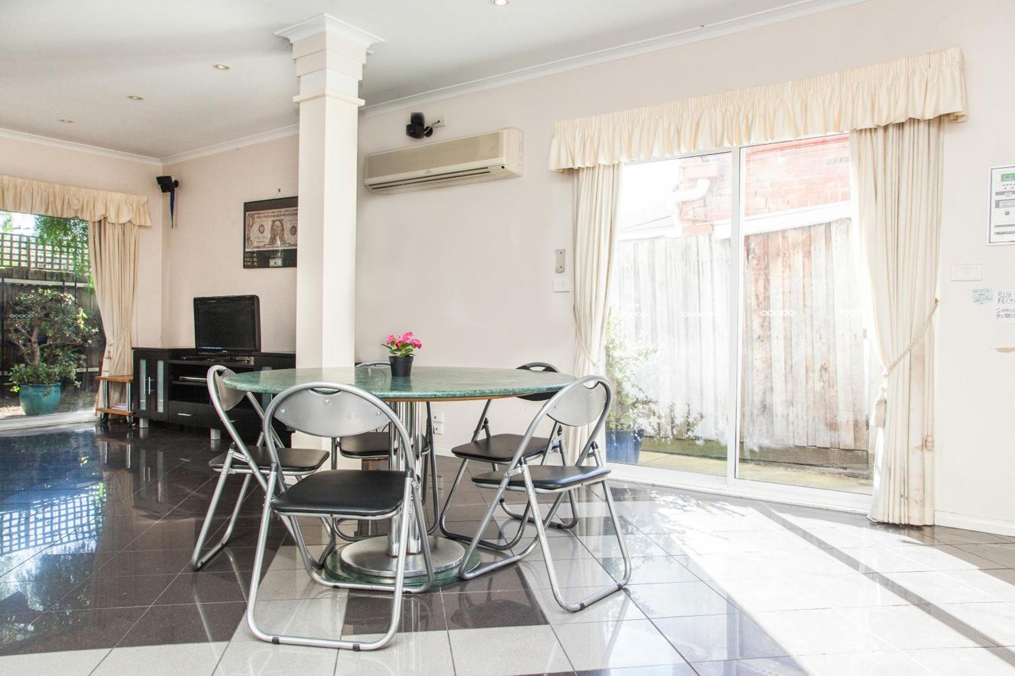 Abbotsford Private Rooms & Pods - 15 Charles Homestay เมลเบิร์น ภายนอก รูปภาพ